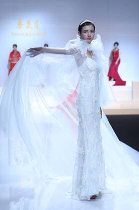 (161027) -- BEIJING, Oct. 27, 2016 -- A model presents creations by designer Tsai Mei-Yueh during the China Fashion Week in Beijing, capital of China, Oct. 27, 2016. ) (lb) CHINA-BEIJING-FASHION WEEK (CN) ChenxJianli 