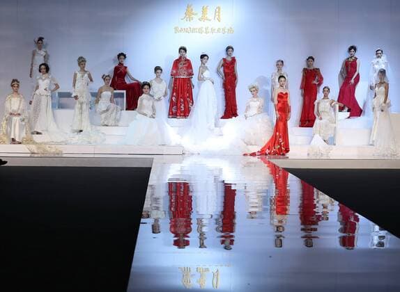 (161027) -- BEIJING, Oct. 27, 2016 -- Models present creations by designer Tsai Mei-Yueh during the China Fashion Week in Beijing, capital of China, Oct. 27, 2016. ) (lb) CHINA-BEIJING-FASHION WEEK (CN) ChenxJianli 