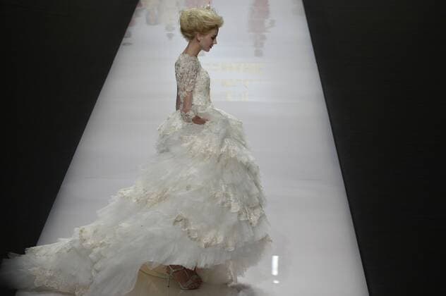 (161027) -- BEIJING, Oct. 27, 2016 -- A model presents creations by designer Tsai Mei-Yueh during the China Fashion Week in Beijing, capital of China, Oct. 27, 2016. ) (lb) CHINA-BEIJING-FASHION WEEK (CN) LuxPeng 