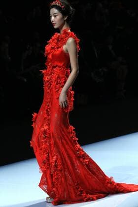(161027) -- BEIJING, Oct. 27, 2016 -- A model presents creations by designer Tsai Mei-Yueh during the China Fashion Week in Beijing, capital of China, Oct. 27, 2016. ) (lb) CHINA-BEIJING-FASHION WEEK (CN) LixMingfang 