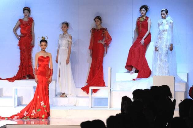 (161027) -- BEIJING, Oct. 27, 2016 -- Models present creations by designer Tsai Mei-Yueh during the China Fashion Week in Beijing, capital of China, Oct. 27, 2016. ) (lb) CHINA-BEIJING-FASHION WEEK (CN) LixMingfang 