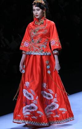 (161027) -- BEIJING, Oct. 27, 2016 -- A model presents creations by designer Tsai Mei-Yueh during the China Fashion Week in Beijing, capital of China, Oct. 27, 2016. ) (lb) CHINA-BEIJING-FASHION WEEK (CN) LixMingfang 