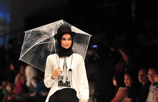 (161027) -- JAKARTA, Oct. 27, 2016 -- A model presents a creation by Hannie Hananto during the Jakarta Fashion Week 2017 in Jakarta, Indonesia, Oct. 27, 2016. Jakarta Fashion Week 2017 runs from Oct. 22 to 28. )(zhf) INDONESIA-JAKARTA-JAKARTA FASHION WEEK 2017 Zulkarnain 