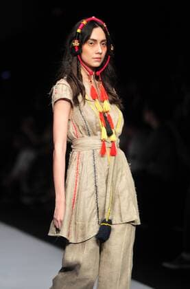 (161027) -- JAKARTA, Oct. 27, 2016 -- A model presents a creation by Mel Ahyar during the Jakarta Fashion Week 2017 in Jakarta, Indonesia, Oct. 27, 2016. Jakarta Fashion Week 2017 runs from Oct. 22 to 28. )(zhf) INDONESIA-JAKARTA-JAKARTA FASHION WEEK 2017 Zulkarnain 