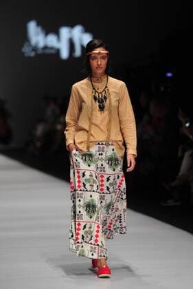 (161027) -- JAKARTA, Oct. 27, 2016 -- A model presents a creation by Mel Ahyar during the Jakarta Fashion Week 2017 in Jakarta, Indonesia, Oct. 27, 2016. Jakarta Fashion Week 2017 runs from Oct. 22 to 28. )(zhf) INDONESIA-JAKARTA-JAKARTA FASHION WEEK 2017 Zulkarnain 