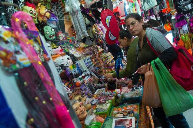 October 27, 2016 - Mexico City, Mexico City, MX - Mexicans prepare for the traditional Day of the Dead festival, when families honour and pray for dead loved ones. At the Escandon market in Mexico City, people buy flowers, costumes and festive sugar skulls to use for traditional decorations. Mexico City MX - ZUMAa136 20161027_zap_a136_002