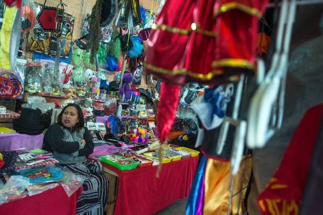 October 27, 2016 - Mexico City, Mexico City, MX - Mexicans prepare for the traditional Day of the Dead festival, when families honour and pray for dead loved ones. At the Escandon market in Mexico City, people buy flowers, costumes and festive sugar skulls to use for traditional decorations. Mexico City MX - ZUMAa136 20161027_zap_a136_006