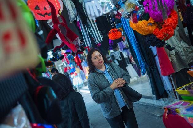 October 27, 2016 - Mexico City, Mexico City, MX - Mexicans prepare for the traditional Day of the Dead festival, when families honour and pray for dead loved ones. At the Escandon market in Mexico City, people buy flowers, costumes and festive sugar skulls to use for traditional decorations. Mexico City MX - ZUMAa136 20161027_zap_a136_007