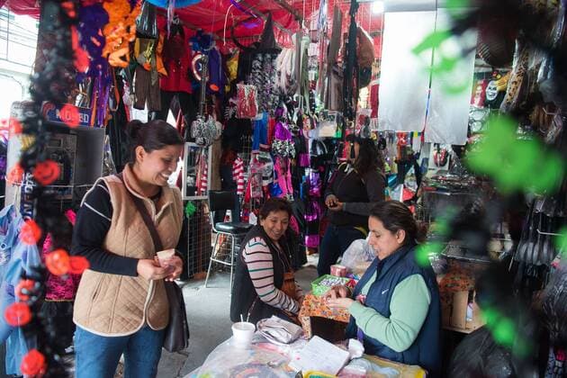 October 27, 2016 - Mexico City, Mexico City, MX - Mexicans prepare for the traditional Day of the Dead festival, when families honour and pray for dead loved ones. At the Escandon market in Mexico City, people buy flowers, costumes and festive sugar skulls to use for traditional decorations. Mexico City MX - ZUMAa136 20161027_zap_a136_008