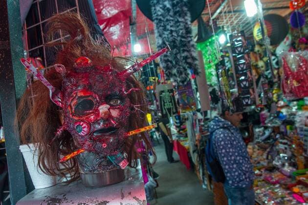 October 27, 2016 - Mexico City, Mexico City, MX - Mexicans prepare for the traditional Day of the Dead festival, when families honour and pray for dead loved ones. At the Escandon market in Mexico City, people buy flowers, costumes and festive sugar skulls to use for traditional decorations. Mexico City MX - ZUMAa136 20161027_zap_a136_009