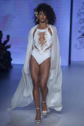 Miss Brazil 2016 Rissa Santana presents the creations of Brazilian designer Samuel Cirnansck during a fashion show of Sao Paulo Fashion Week in Sao Paulo, Brazil, 27 October 2016. EFE Sebastiao Moreira SAO PAULO FASHION WEEK !ACHTUNG: NUR REDAKTIONELLE NUTZUNG!  SAO001 20161028-636132104034037269