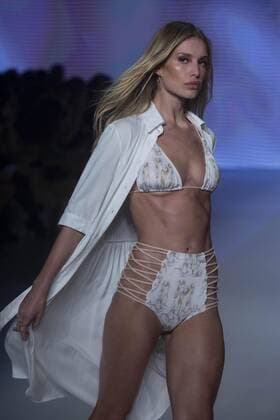 A model presents the creations of Brazilian designer Samuel Cirnansck during a fashion show of Sao Paulo Fashion Week in Sao Paulo, Brazil, 27 October 2016. EFE Sebastiao Moreira SAO PAULO FASHION WEEK !ACHTUNG: NUR REDAKTIONELLE NUTZUNG!  SAO001 20161028-636132104104241319