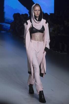 A model presents the creations of Ratier during a fashion show of Sao Paulo Fashion Week in Sao Paulo, Brazil, 27 October 2016. EFE Sebastiao Moreira SAO PAULO FASHION WEEK !ACHTUNG: NUR REDAKTIONELLE NUTZUNG!  SAO001 20161028-636132158083161547