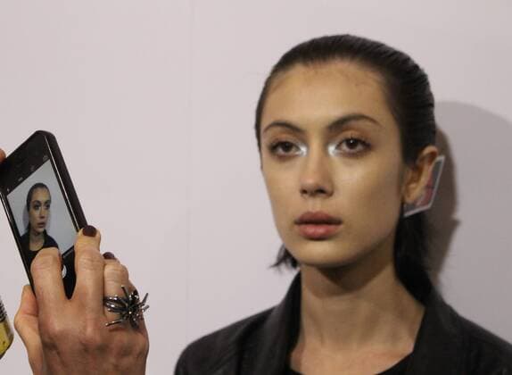 Sao Paulo Fashion Week - backstage SÃO PAULO, SP - 27.10.2016: SPFW N42 - Backstage of Ratier during São Paulo Fashion Week (SPFW) TRANS N42 in Ibirapuera Park in Sao Paulo, SP. Pictured: Woman photographing the model. x1221532x  RômulloxDawid
