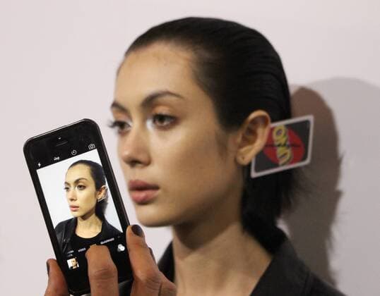 Bilder des Tages Sao Paulo Fashion Week - backstage SÃO PAULO, SP - 27.10.2016: SPFW N42 - Backstage of Ratier during São Paulo Fashion Week (SPFW) TRANS N42 in Ibirapuera Park in Sao Paulo, SP. Pictured: Woman photographing the model. x1221533x  RômulloxDawid