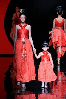 Models present creations by designer Zhang Yichao during the China Fashion Week in Beijing, capital of China, Oct. 27, 2016. ) (wsw) CHINA-BEIJING-FASHION WEEK (CN) LixMingfang 