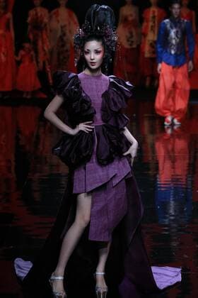 A model presents a creation by designer Zhang Yichao during the China Fashion Week in Beijing, capital of China, Oct. 27, 2016. ) (wsw) CHINA-BEIJING-FASHION WEEK (CN) LixMingfang 