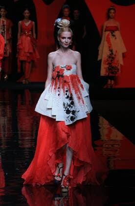 A model presents a creation by designer Zhang Yichao during the China Fashion Week in Beijing, capital of China, Oct. 27, 2016. ) (wsw) CHINA-BEIJING-FASHION WEEK (CN) LixMingfang 