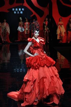 A model presents a creation by designer Zhang Yichao during the China Fashion Week in Beijing, capital of China, Oct. 27, 2016. ) (wsw) CHINA-BEIJING-FASHION WEEK (CN) LixMingfang 