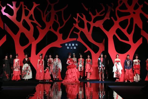 Models present creations by designer Zhang Yichao during the China Fashion Week in Beijing, capital of China, Oct. 27, 2016. ) (wsw) CHINA-BEIJING-FASHION WEEK (CN) LixMingfang 