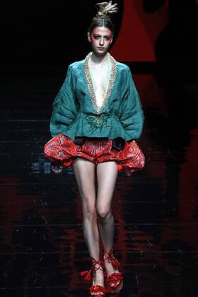 A model presents a creation by designer Zhang Yichao during the China Fashion Week in Beijing, capital of China, Oct. 27, 2016. ) (wsw) CHINA-BEIJING-FASHION WEEK (CN) LixMingfang 