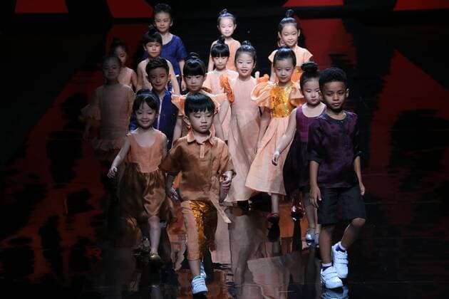 Models present creations by designer Zhang Yichao during the China Fashion Week in Beijing, capital of China, Oct. 27, 2016. ) (wsw) CHINA-BEIJING-FASHION WEEK (CN) LixMingfang 