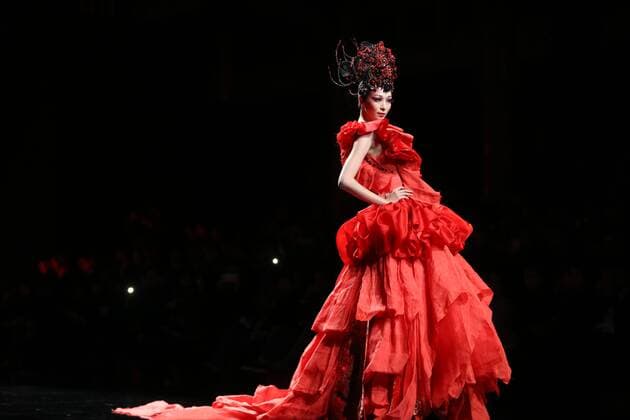 A model presents a creation by designer Zhang Yichao during the China Fashion Week in Beijing, capital of China, Oct. 27, 2016. ) (wsw) CHINA-BEIJING-FASHION WEEK (CN) CaixYang 
