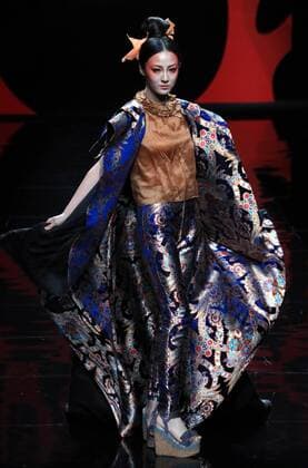 A model presents a creation by designer Zhang Yichao during the China Fashion Week in Beijing, capital of China, Oct. 27, 2016. ) (wsw) CHINA-BEIJING-FASHION WEEK (CN) LixMingfang 