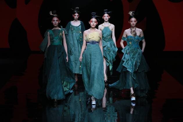 Models present creations by designer Zhang Yichao during the China Fashion Week in Beijing, capital of China, Oct. 27, 2016. ) (wsw) CHINA-BEIJING-FASHION WEEK (CN) LixMingfang 