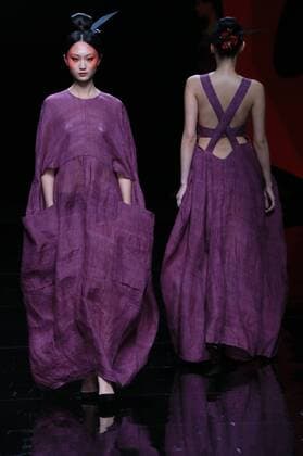 Models present creations by designer Zhang Yichao during the China Fashion Week in Beijing, capital of China, Oct. 27, 2016. ) (wsw) CHINA-BEIJING-FASHION WEEK (CN) LixMingfang 