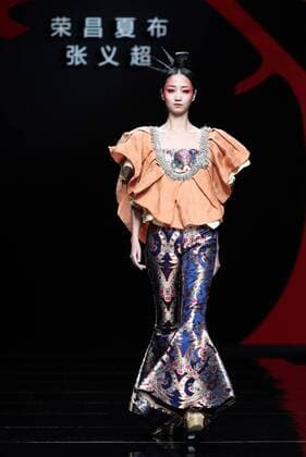 A model presents a creation by designer Zhang Yichao during the China Fashion Week in Beijing, capital of China, Oct. 27, 2016. ) (wsw) CHINA-BEIJING-FASHION WEEK (CN) ChenxJianli 