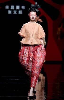 A model presents a creation by designer Zhang Yichao during the China Fashion Week in Beijing, capital of China, Oct. 27, 2016. ) (wsw) CHINA-BEIJING-FASHION WEEK (CN) ChenxJianli 