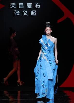 A model presents a creation by designer Zhang Yichao during the China Fashion Week in Beijing, capital of China, Oct. 27, 2016. ) (wsw) CHINA-BEIJING-FASHION WEEK (CN) ChenxJianli 