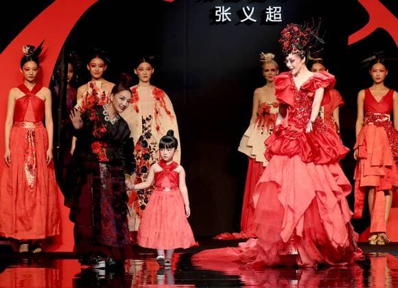 Designer Zhao Yichao (L Front) and models greet the audience during the China Fashion Week in Beijing, capital of China, Oct. 27, 2016. ) (wsw) CHINA-BEIJING-FASHION WEEK (CN) ChenxJianli 