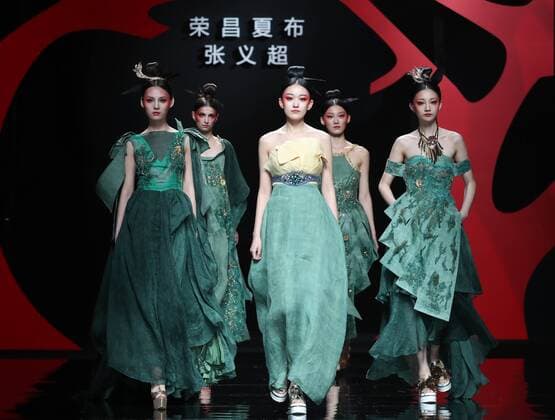 Models present creations by designer Zhang Yichao during the China Fashion Week in Beijing, capital of China, Oct. 27, 2016. ) (wsw) CHINA-BEIJING-FASHION WEEK (CN) ChenxJianli 