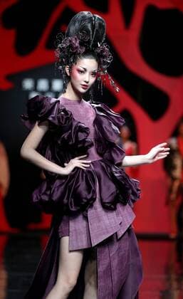 A model presents a creation by designer Zhang Yichao during the China Fashion Week in Beijing, capital of China, Oct. 27, 2016. ) (wsw) CHINA-BEIJING-FASHION WEEK (CN) ChenxJianli 