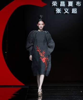 A model presents a creation by designer Zhang Yichao during the China Fashion Week in Beijing, capital of China, Oct. 27, 2016. ) (wsw) CHINA-BEIJING-FASHION WEEK (CN) ChenxJianli 