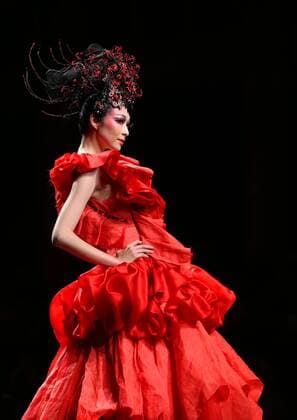 A model presents a creation by designer Zhang Yichao during the China Fashion Week in Beijing, capital of China, Oct. 27, 2016. ) (wsw) CHINA-BEIJING-FASHION WEEK (CN) CaixYang 