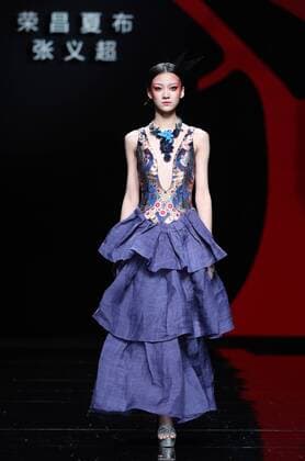 A model presents a creation by designer Zhang Yichao during the China Fashion Week in Beijing, capital of China, Oct. 27, 2016. ) (wsw) CHINA-BEIJING-FASHION WEEK (CN) ChenxJianli 