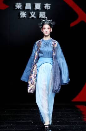 A model presents a creation by designer Zhang Yichao during the China Fashion Week in Beijing, capital of China, Oct. 27, 2016. ) (wsw) CHINA-BEIJING-FASHION WEEK (CN) ChenxJianli 