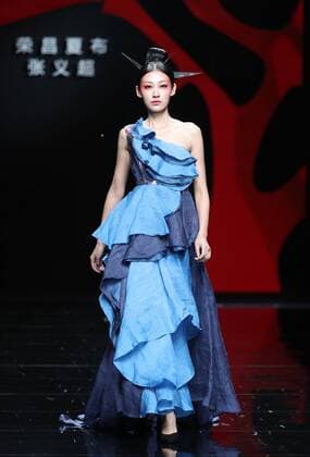 A model presents a creation by designer Zhang Yichao during the China Fashion Week in Beijing, capital of China, Oct. 27, 2016. ) (wsw) CHINA-BEIJING-FASHION WEEK (CN) ChenxJianli 