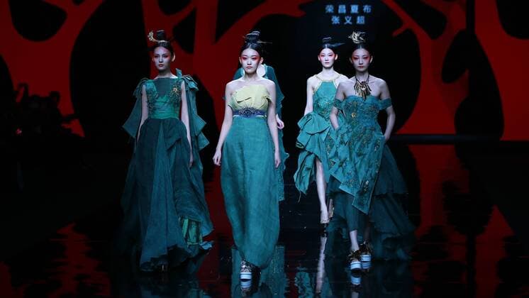 Models present creations by designer Zhang Yichao during the China Fashion Week in Beijing, capital of China, Oct. 27, 2016. ) (wsw) CHINA-BEIJING-FASHION WEEK (CN) LixJianbo 