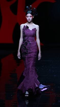 A model presents a creation by designer Zhang Yichao during the China Fashion Week in Beijing, capital of China, Oct. 27, 2016. ) (wsw) CHINA-BEIJING-FASHION WEEK (CN) LixJianbo 
