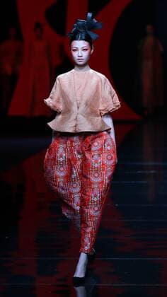 A model presents a creation by designer Zhang Yichao during the China Fashion Week in Beijing, capital of China, Oct. 27, 2016. ) (wsw) CHINA-BEIJING-FASHION WEEK (CN) LixJianbo 