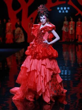 A model presents a creation by designer Zhang Yichao during the China Fashion Week in Beijing, capital of China, Oct. 27, 2016. ) (wsw) CHINA-BEIJING-FASHION WEEK (CN) LixJianbo 