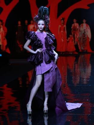 A model presents a creation by designer Zhang Yichao during the China Fashion Week in Beijing, capital of China, Oct. 27, 2016. ) (wsw) CHINA-BEIJING-FASHION WEEK (CN) LixJianbo 