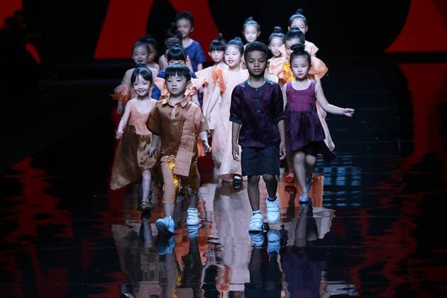 Models present creations by designer Zhang Yichao during the China Fashion Week in Beijing, capital of China, Oct. 27, 2016. ) (wsw) CHINA-BEIJING-FASHION WEEK (CN) LixJianbo 
