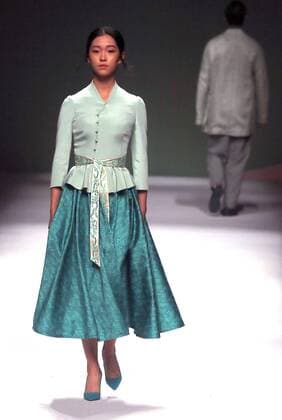 Chinese models wear clothing from the Chuyun 2017 collection during China s international fashion week in Beijing on October 28, 2016. Chinese fashion designers are becoming an international force with both European and American fashion houses looking at the new, fresh Chinese clothing-minds as potential partners in future clothing brands.  PEK2016102801 STEPHENxSHAVER