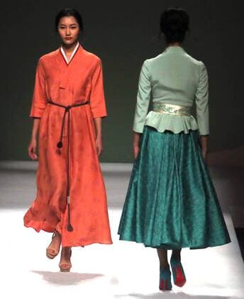 Chinese models wear clothing from the Chuyun 2017 collection during China s international fashion week in Beijing on October 28, 2016. Chinese fashion designers are becoming an international force with both European and American fashion houses looking at the new, fresh Chinese clothing-minds as potential partners in future clothing brands.  PEK2016102802 STEPHENxSHAVER