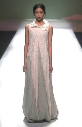 Chinese models wear clothing from the Chuyun 2017 collection during China s international fashion week in Beijing on October 28, 2016. Chinese fashion designers are becoming an international force with both European and American fashion houses looking at the new, fresh Chinese clothing-minds as potential partners in future clothing brands.  PEK2016102804 STEPHENxSHAVER